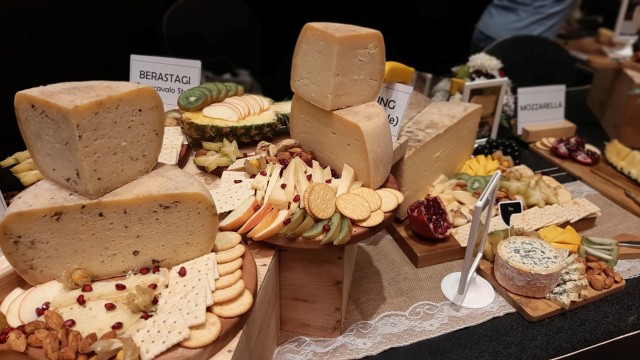 Keju artisan dari rumah keju lokal Indonesia